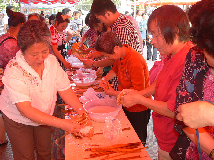 互幫互助，包粽子！！