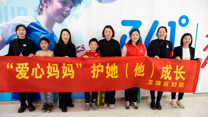 小包裹大夢(mèng)想 愛(ài)心義賣(mài)