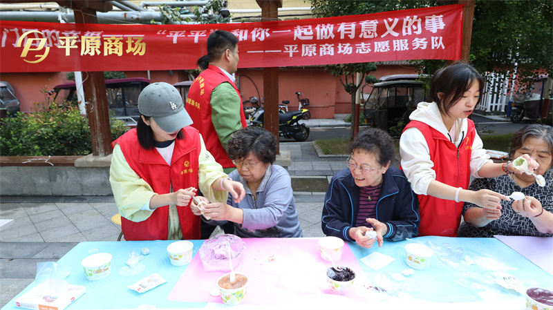 志愿活動——與居民一起做月餅，做眼部體檢